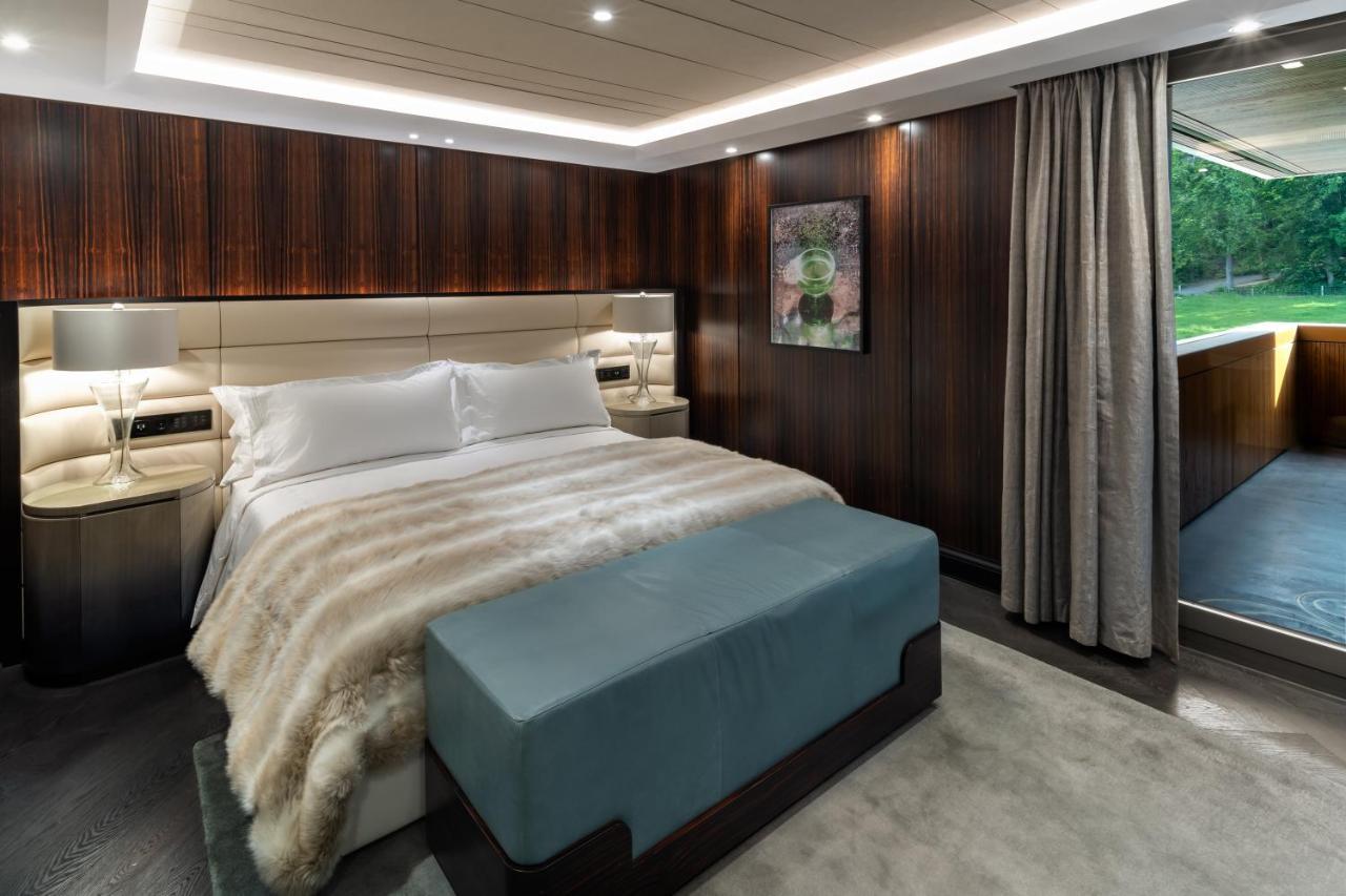 Five Zurich - Luxury City Resort Bagian luar foto The bedroom of the 100' yacht