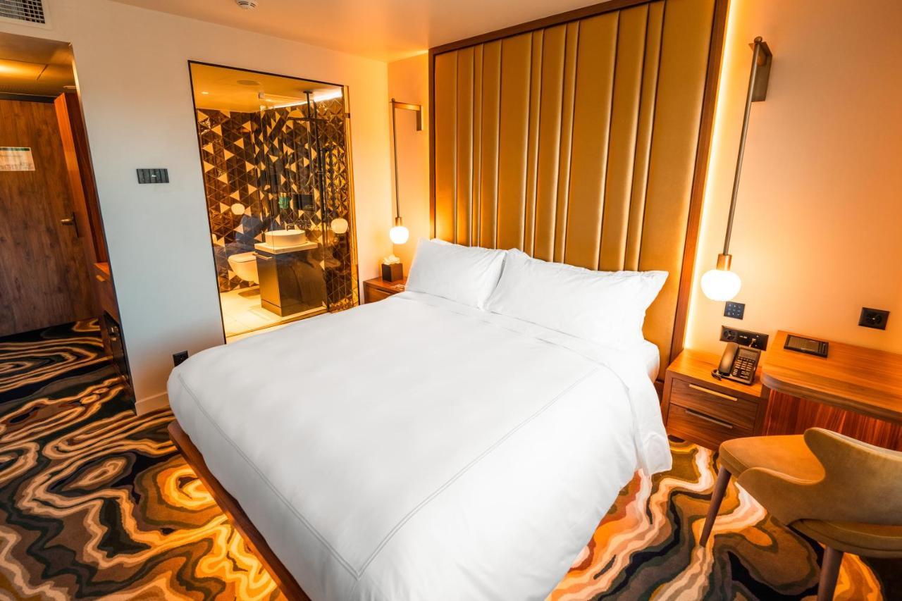 Five Zurich - Luxury City Resort Bagian luar foto A bedroom at the hotel
