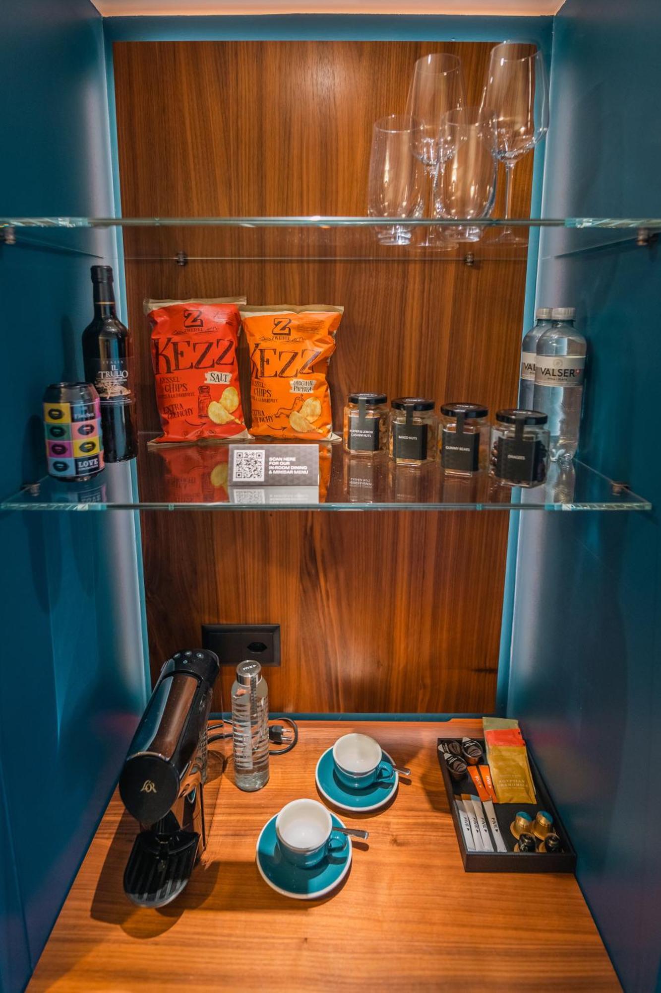 Five Zurich - Luxury City Resort Bagian luar foto A mini-bar in a hotel room